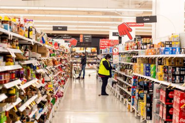 Sydney, Avustralya 2021-07-21 bakkal reyonu COVID-19 Delta salgını sırasında Coles süpermarkette. Coles malzeme üyesi