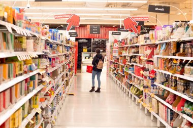 Sydney, Avustralya 2021-07-21 Coles süpermarketinde COVID-19 Delta salgınının tecridi sırasında market koridoru.