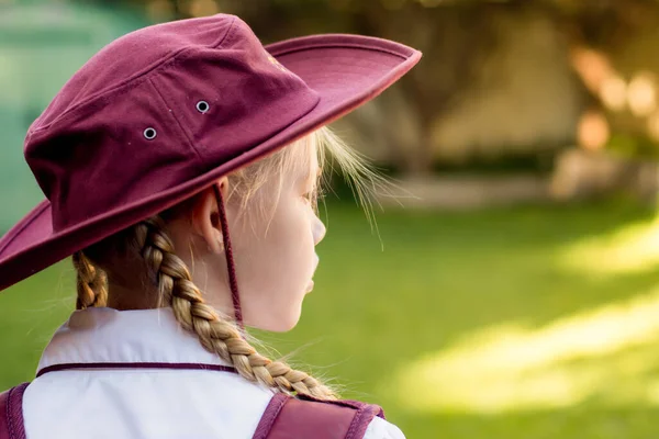 Een Meisje Schooluniform Wit Shirt Kastanjebruine Rugzak Kastanjebruine Hoed Terug — Stockfoto