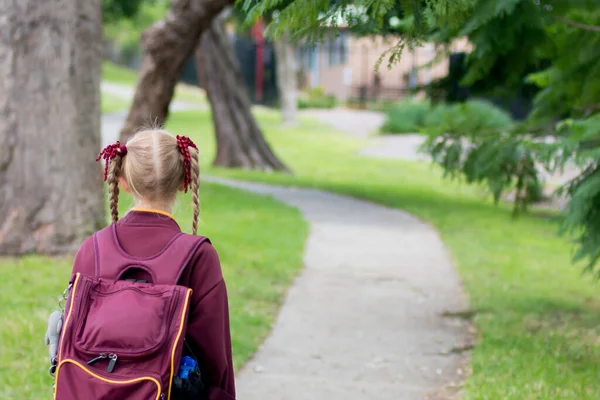 Dziewczyna Kasztanowym Białym Szkolnym Mundurze Chodząca Sama Szkoły Uczniowie Wracają — Zdjęcie stockowe