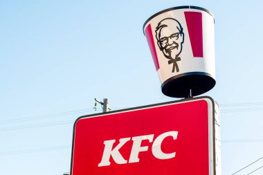 Sydney, Avustralya 2021-07-04 KFC levhası ve logo ve kova. Fast food restoranları zinciri.