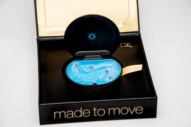 Sydney, Avustralya, 2021-08-23 Invisalign hizalayıcıları bir kutuda. Görünmez parantezler. Temiz diş düzleştiricileri. Plastik parantezleri temizle