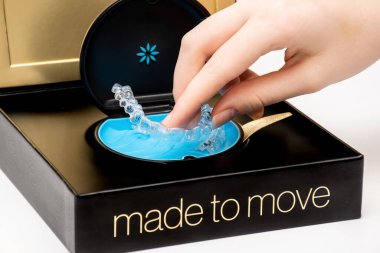 Sydney, Avustralya, 2021-08-23 Invisalign hizalayıcıları bir kutuda. Görünmez parantezler. Temiz diş düzleştiricileri. Plastik parantezleri temizle