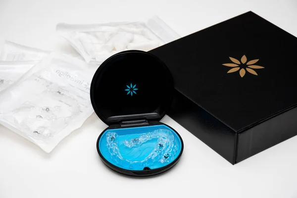 Sydney, Avustralya, 2021-08-23 Invisalign hizalayıcıları bir depoda. Görünmez diş telleri. Temiz diş düzleştiricileri. Plastik parantez