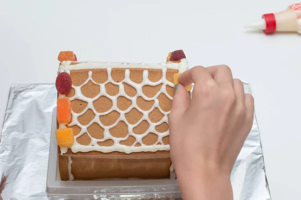 Zencefilli Evi Kraliyet Kreması Şekerlerle Süslemek Noel Aile Anı Yapımı — Stok fotoğraf