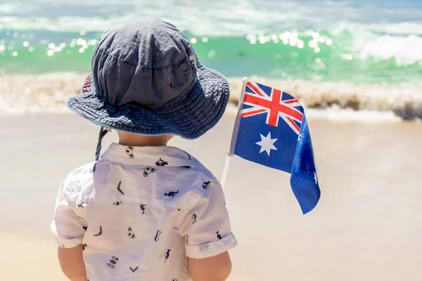 Niño Pequeño Con Sombrero Sosteniendo Bandera Australiana Una Playa Arena —  Fotos de Stock