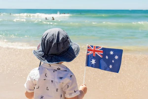 Niño Pequeño Con Sombrero Sosteniendo Bandera Australiana Una Playa Arena —  Fotos de Stock