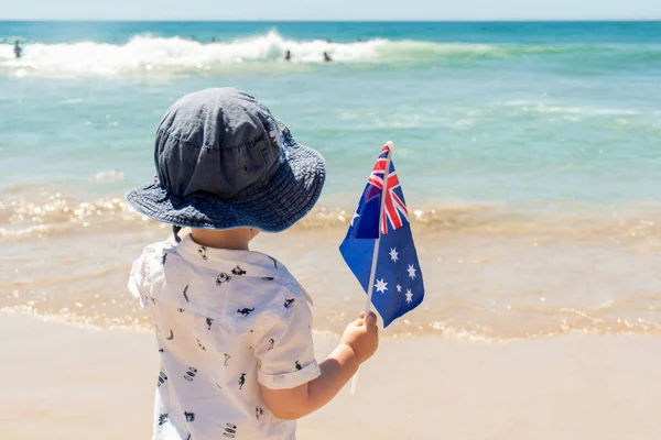 Niño Pequeño Con Sombrero Sosteniendo Bandera Australiana Una Playa Arena —  Fotos de Stock