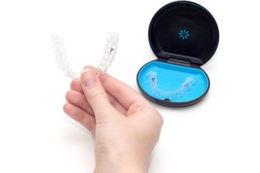 Sydney, Avustralya, 2021-08-23 Invisalign sıralayıcıları bir depoda. Görünmez diş telleri. Temiz diş düzleştiricileri. Plastik parantezleri temizle.