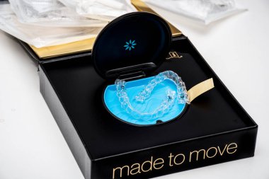 Sydney, Avustralya, 2021-08-23 Invisalign hizalayıcıları bir kutuda. Görünmez parantezler. Temiz diş düzleştiricileri. Plastik askıları temizle