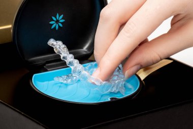 Sydney, Avustralya, 2021-08-23 Invisalign sıralayıcıları bir depoda. Görünmez diş telleri. Temiz diş düzleştiricileri. Plastik parantezleri temizle.