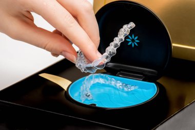 Sydney, Avustralya, 2021-08-23 Invisalign sıralayıcıları bir depoda. Görünmez diş telleri. Temiz diş düzleştiricileri. Plastik parantezleri temizle.