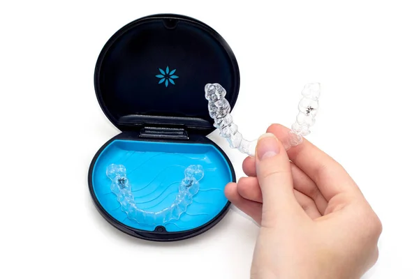 Sydney, Avustralya, 2021-08-23 Invisalign sıralayıcıları bir depoda. Görünmez diş telleri. Temiz diş düzleştiricileri. Plastik parantezleri temizle.