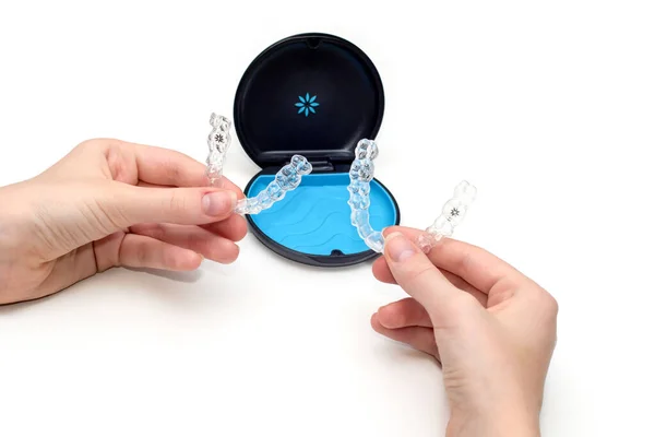 Sydney, Avustralya, 2021-08-23 Invisalign sıralayıcıları bir depoda. Görünmez diş telleri. Temiz diş düzleştiricileri. Plastik parantezleri temizle.