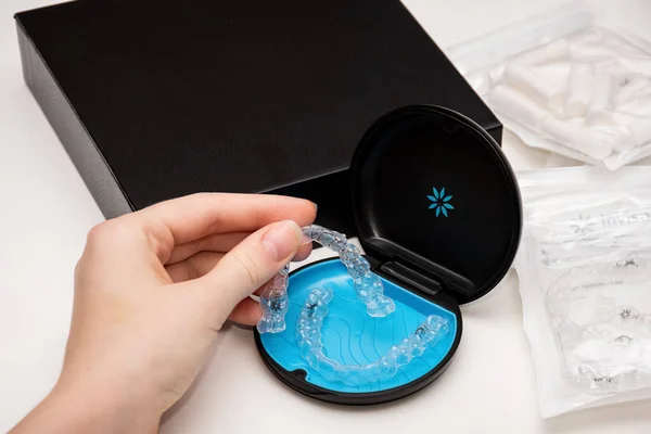 Sydney, Avustralya, 2021-08-23 Invisalign hizalayıcıları bir kutuda. Görünmez parantezler. Temiz diş düzleştiricileri. Plastik askıları temizle
