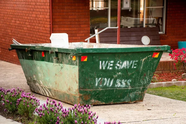 Přeskakujte Koš Odpadky Zahradě Před Domem Dům Uklidit Koncepci Renovace — Stock fotografie