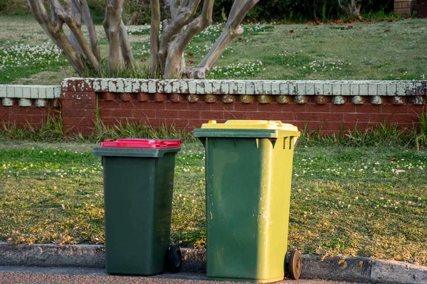 Австралийские Мусорные Баки Разноцветными Крышками Общего Утилизации Бытовых Отходов Обочине — стоковое фото