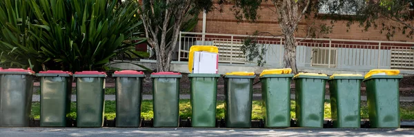 Genel Olarak Renkli Kapaklı Avustralyalı Çöp Kutuları Konsey Çöpleri Toplamak — Stok fotoğraf
