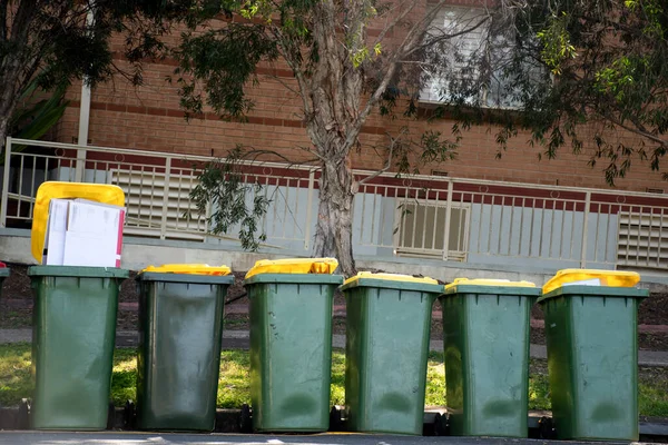 Αυστραλοί Κάδοι Σκουπιδιών Πολύχρωμα Καπάκια Για Την Ανακύκλωση Οικιακών Απορριμμάτων — Φωτογραφία Αρχείου