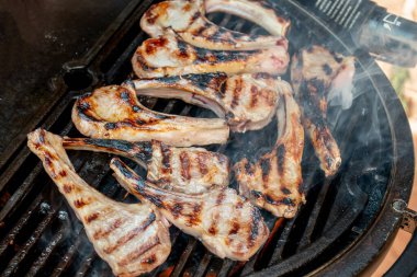 Pirzola pirzolası barbekü tabağında ızgara. Arka bahçede barbekü ızgarası. Avustralya Günü kutlama partisi yemeği