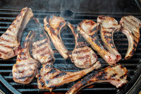 子羊のカツはバーベキュープレートで焼くチョップ 裏庭バーベキューグリル料理 オーストラリアの日のお祝いパーティーの食事 — ストック写真