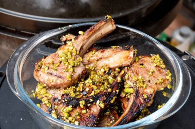 Pirzola pirzola ızgarada, fıstıklı ızgara. Arka bahçede barbekü ızgarası. Avustralya Günü kutlama yemeği