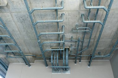 Tavandaki su boruları sistemi..