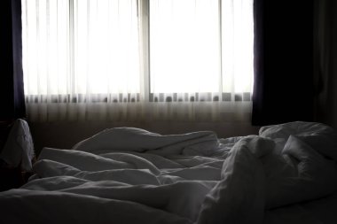 Sabahları otelde buruşuk yatak ve beyaz battaniye..