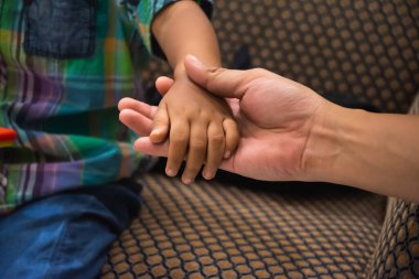 Baba, küçük bir çocuğun elini tut..