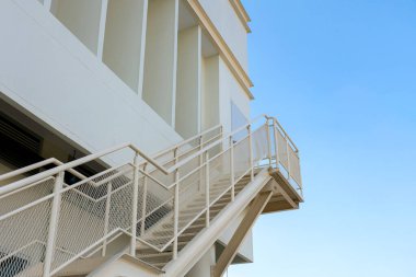 Acil durum için merdiven boşluğu ya da binanın dışındaki yangın çıkışı..