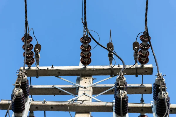 Elektrik Yalıtımlı Yüksek Gerilim Kabloları Beton Elektrik Direğinde Ekipman — Stok fotoğraf
