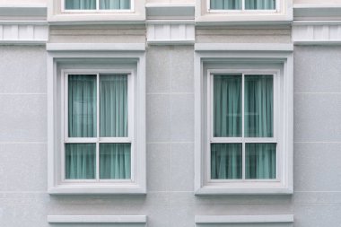 İçinde perde olan modern yeni bina pencereleri var. açık hava görünümü.