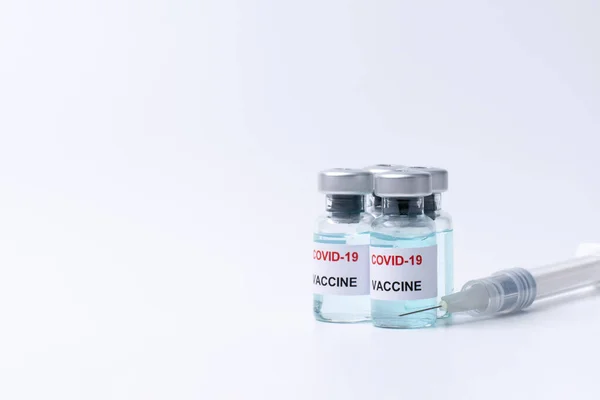 Covid Influenza Coronavirus Folyékony Vakcinát Tartalmazó Injekciós Üveg Fehér Alapon — Stock Fotó