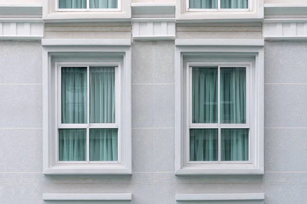 İçinde perde olan modern yeni bina pencereleri var. açık hava görünümü.