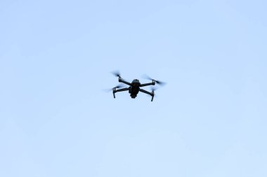 Mavi gökyüzüyle uçan dört kişilik helikopter..