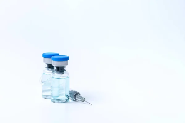Covid Influenza Coronavirus Folyékony Vakcinát Tartalmazó Injekciós Üveg Fehér Alapon — Stock Fotó