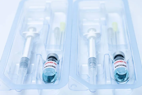 Covid Influenza Coronavirus Folyékony Vakcinát Tartalmazó Injekciós Üveg Fecskendő Műanyag — Stock Fotó