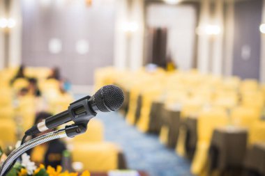 Seminer odasında sahnede mikrofon ya da konferans salonunda konuşma ya da soyut bulanık arkaplan ile eğitim semineri sınıfında. Mikrofona seçici odaklanma.