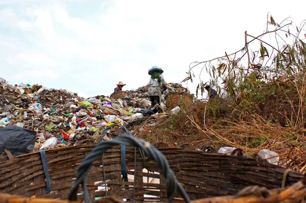 人们在垃圾中发现或搜寻垃圾 以便出售 再利用和在垃圾填埋场中回收 穷人的生活和生活 — 图库照片