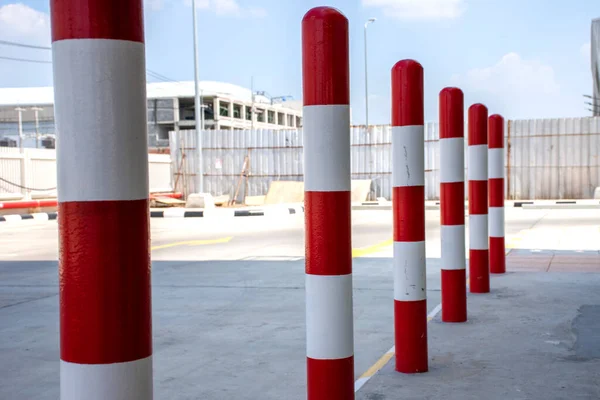 駐車場の赤と白の交通障壁極の行 — ストック写真