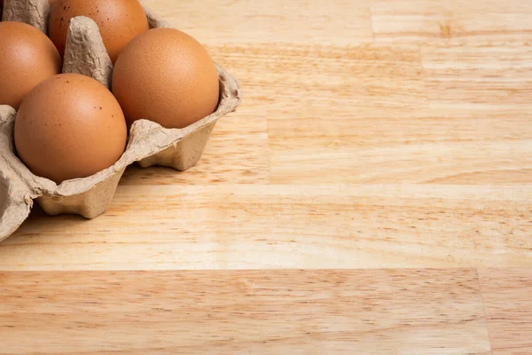 Huevos Pollo Caja Cartón Sobre Mesa Madera — Foto de Stock