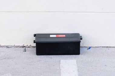 Yerde zehirli fare kapanı kutusu var. Fabrikadaki açık hava zehirli fare istasyonu..