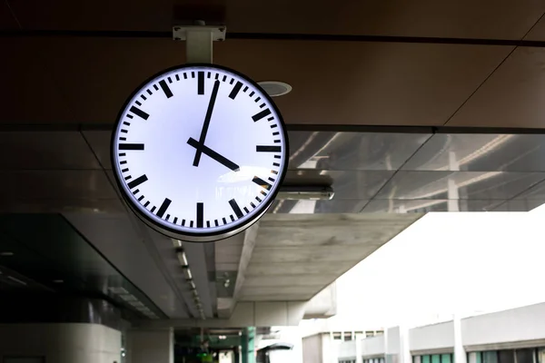 Tren Istasyonu Binasında Beyaz Saat — Stok fotoğraf