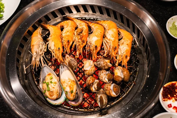 Kömür ızgarasında karides ve midye kabuğu..