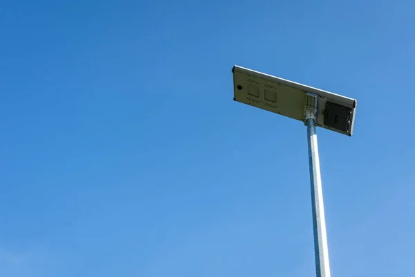 蓝天背景的太阳能电池面板Led灯柱 — 图库照片