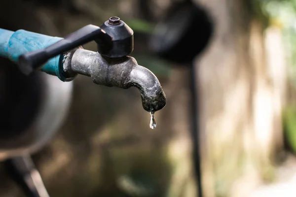 Oude Kraan Met Water Lekkende Druppel Grond — Stockfoto