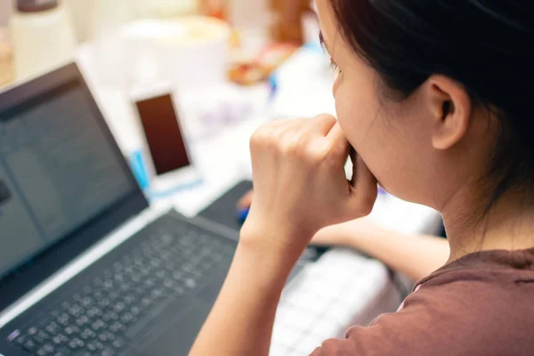여자는 하면서 컴퓨터를 보면서 지치고 스트레스를 받는다 — 스톡 사진