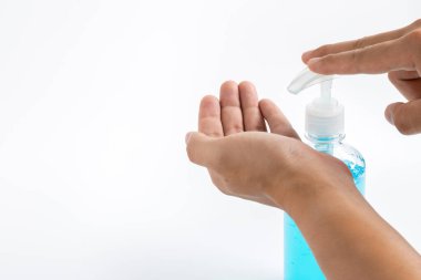 Adam, virüs, bakteri ve mikropların yayılmasını önlemek için el dezenfektanı sürüyor. COVID-19 Pandemic Coronavirus önleme ve kişisel hijyen konsepti.