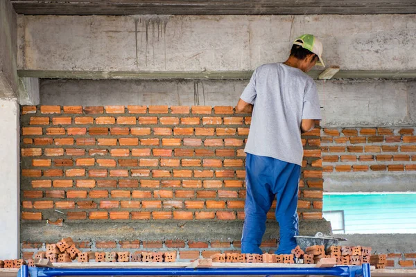 Építőipari Munkás Üzembe Tégla Cement Épület Külső Falak — Stock Fotó