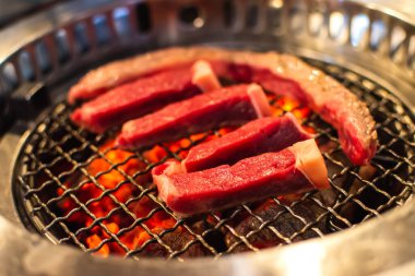 Kömür ızgarasında ızgara biftek ya da domuz eti. Japon usulü yakiniku pişirme.